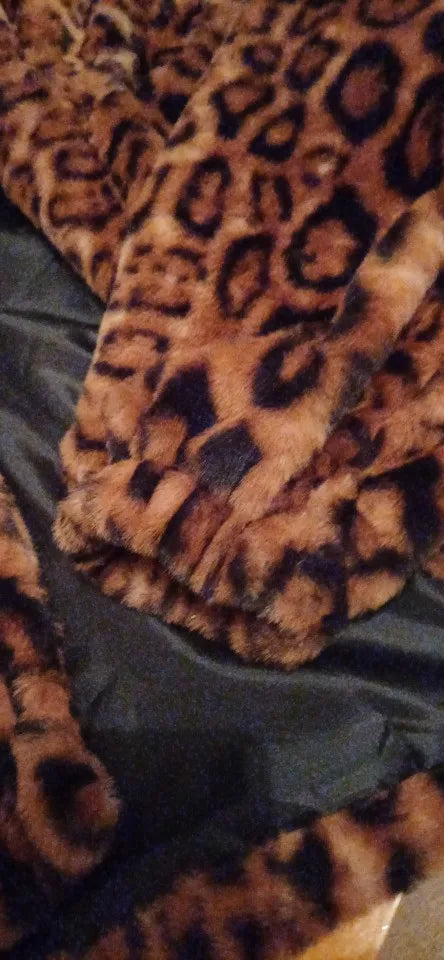 Womens leopard print jacket with single breasted closure and long sleeves, casual loose fit