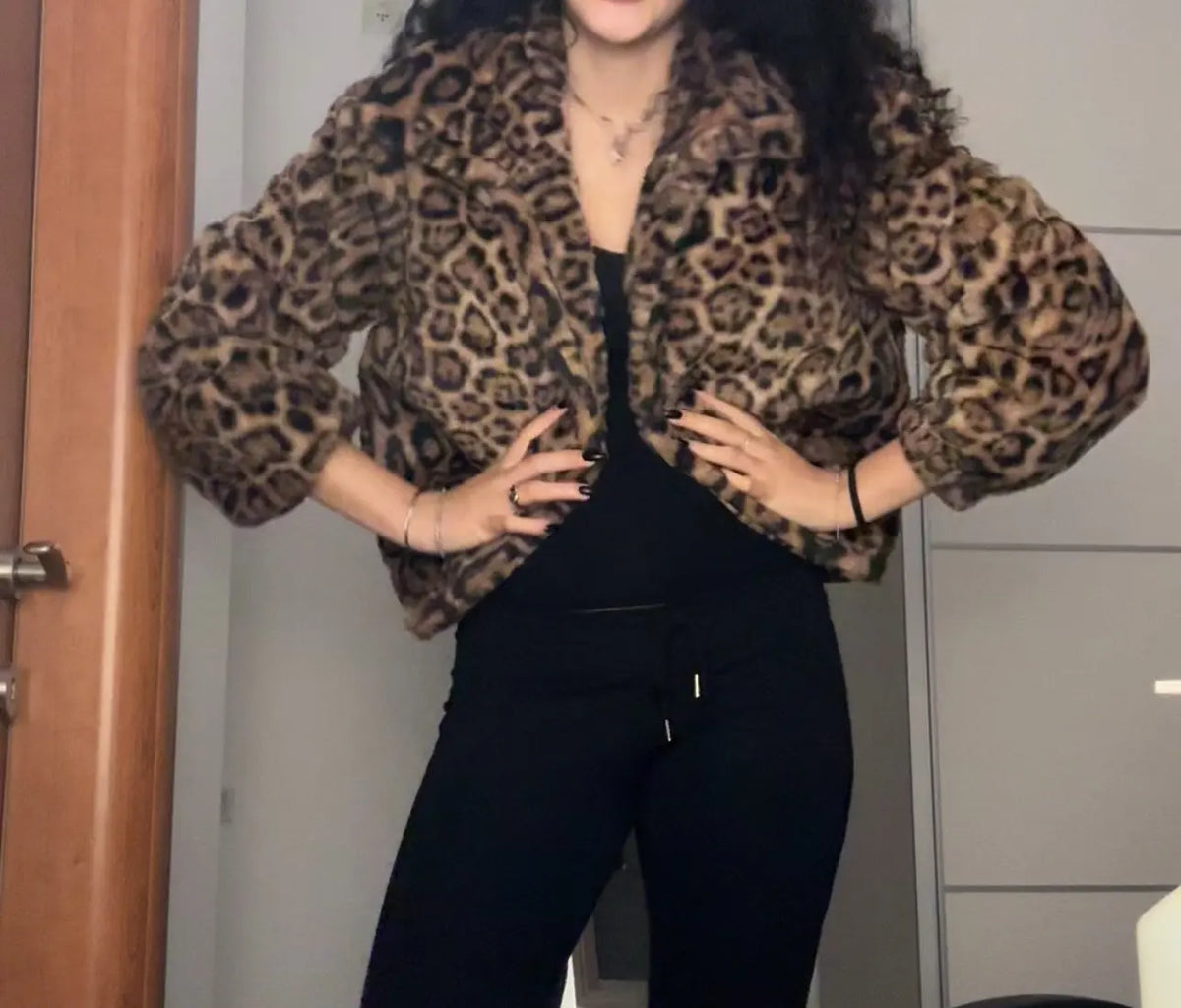 Womens leopard print jacket with single breasted closure and long sleeves, casual loose fit