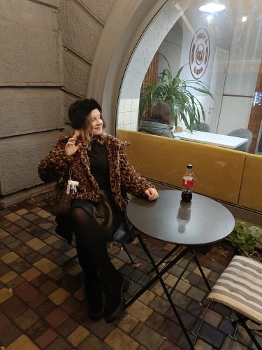 Womens leopard print jacket with single breasted closure and long sleeves, casual loose fit