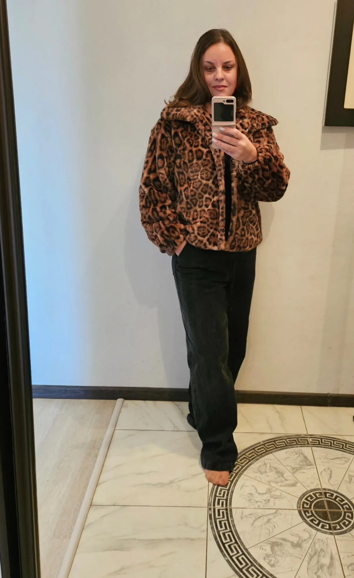 Womens leopard print jacket with single breasted closure and long sleeves, casual loose fit