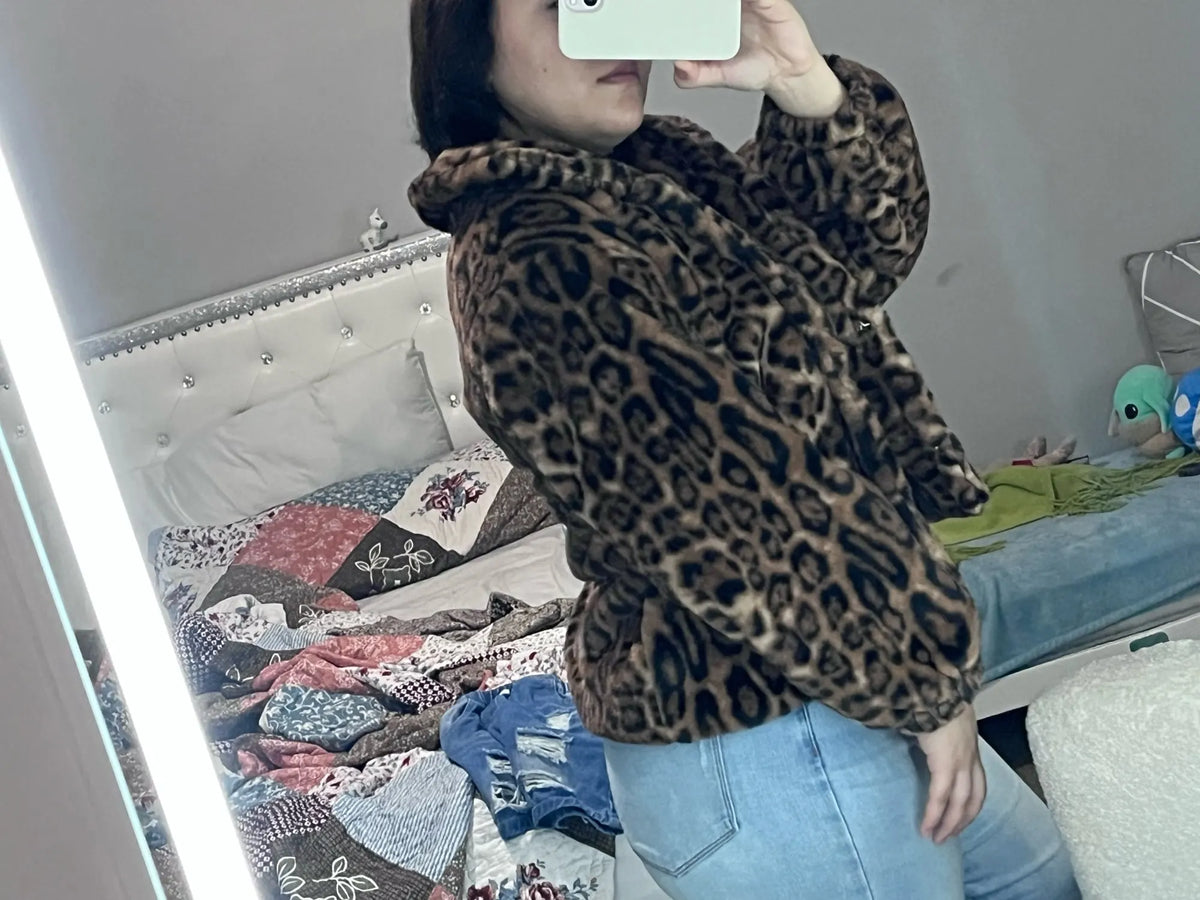 Womens leopard print jacket with single breasted closure and long sleeves, casual loose fit