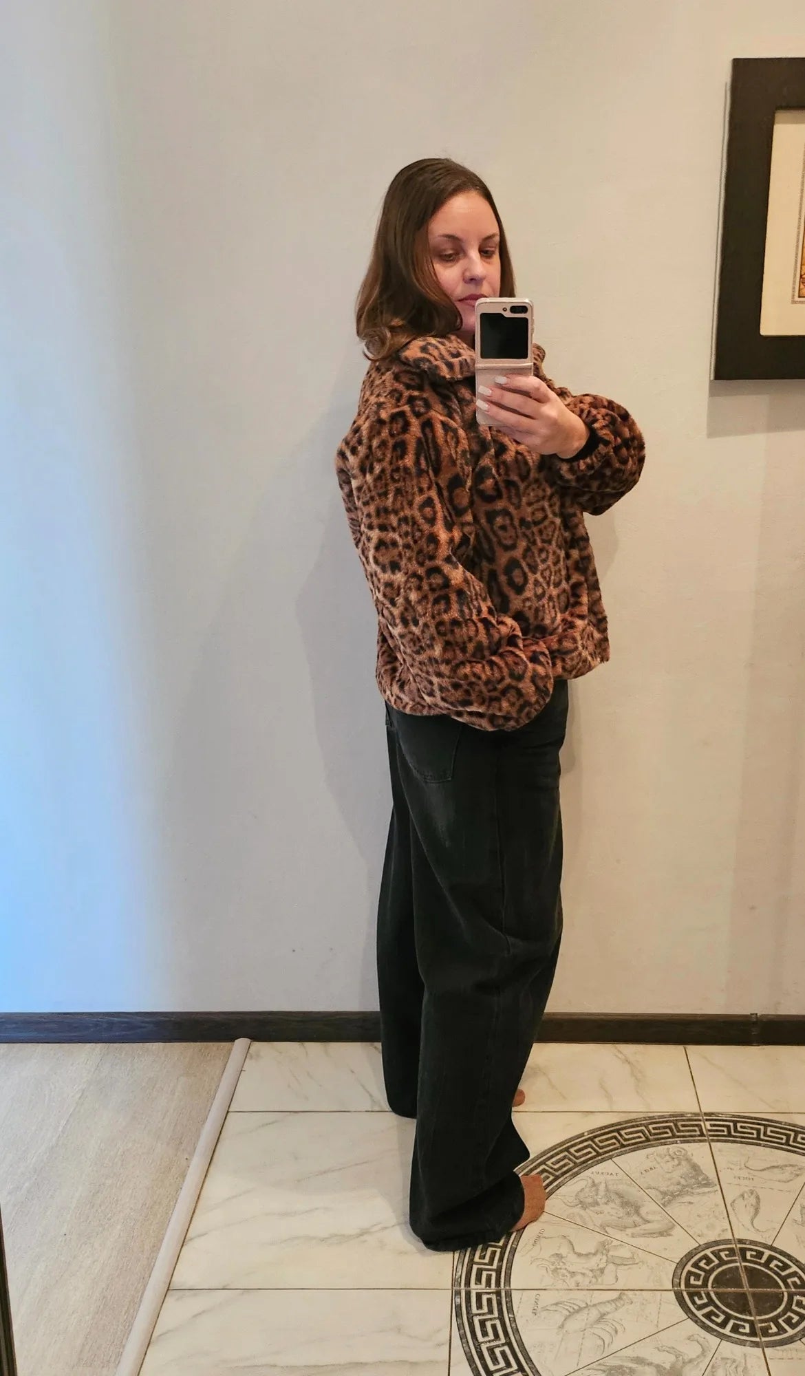 Womens leopard print jacket with single breasted closure and long sleeves, casual loose fit