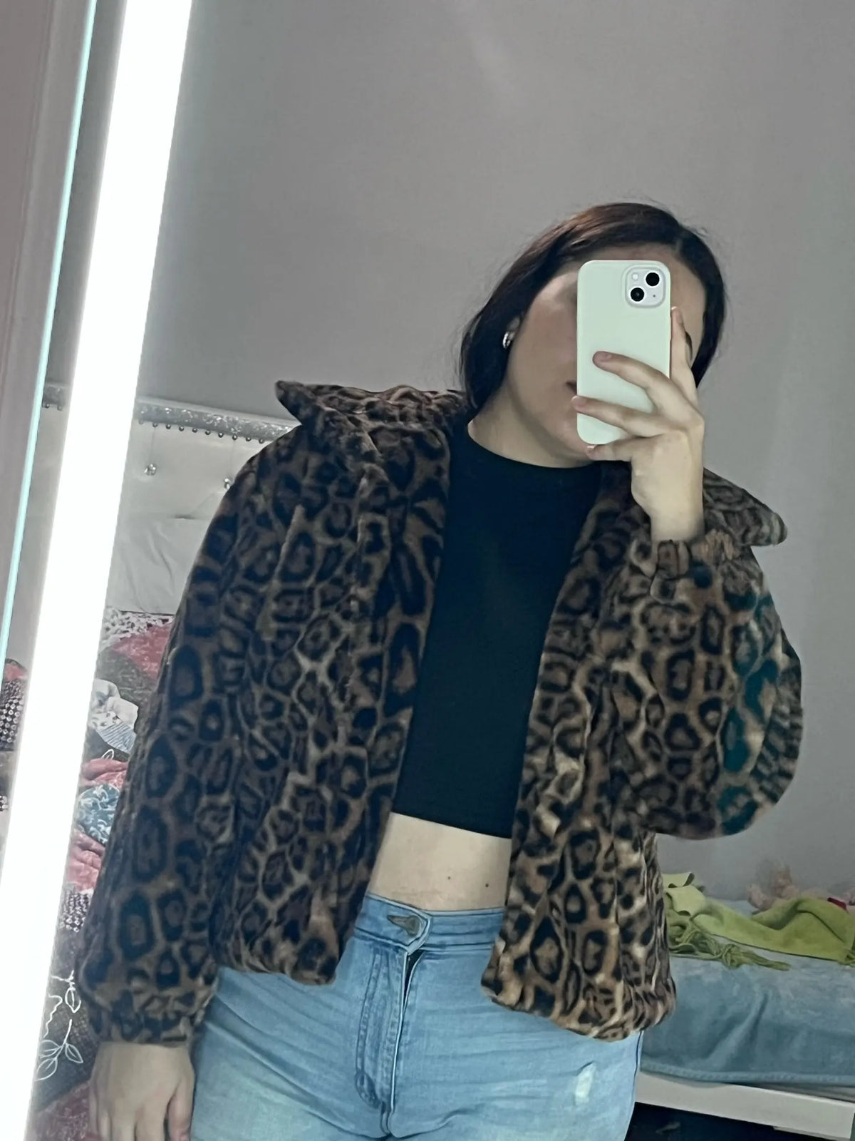 Womens leopard print jacket with single breasted closure and long sleeves, casual loose fit