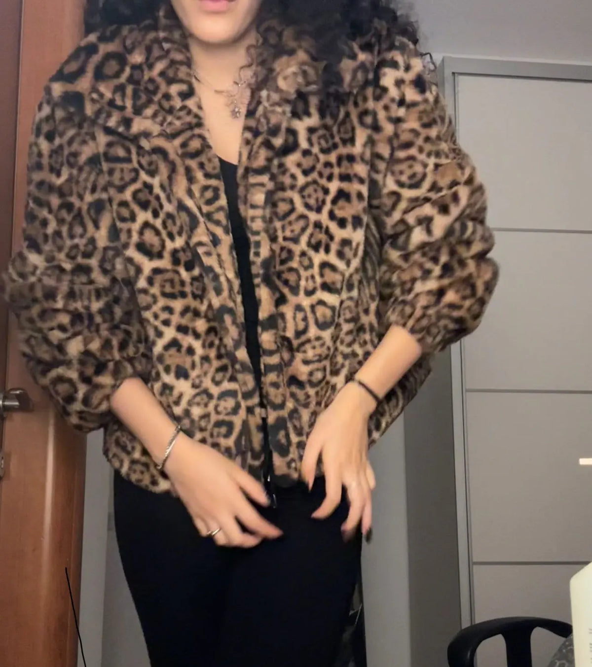 Womens leopard print jacket with single breasted closure and long sleeves, casual loose fit