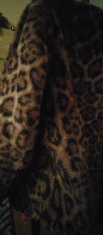 Womens leopard print jacket with single breasted closure and long sleeves, casual loose fit