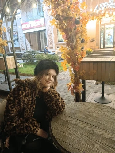Womens leopard print jacket with single breasted closure and long sleeves, casual loose fit