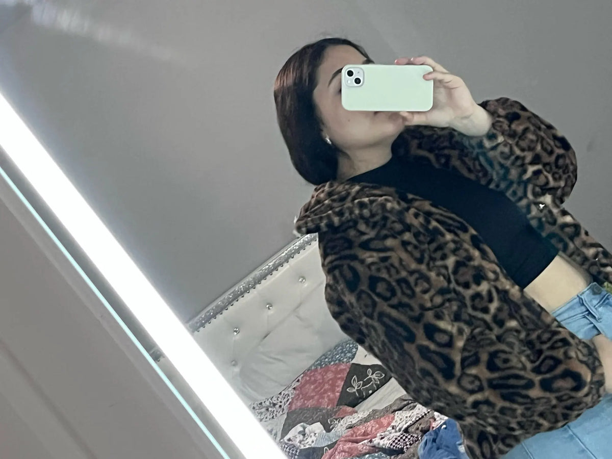 Womens leopard print jacket with single breasted closure and long sleeves, casual loose fit