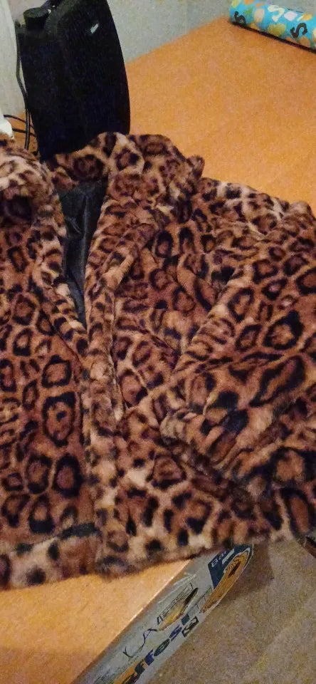 Womens leopard print jacket with single breasted closure and long sleeves, casual loose fit