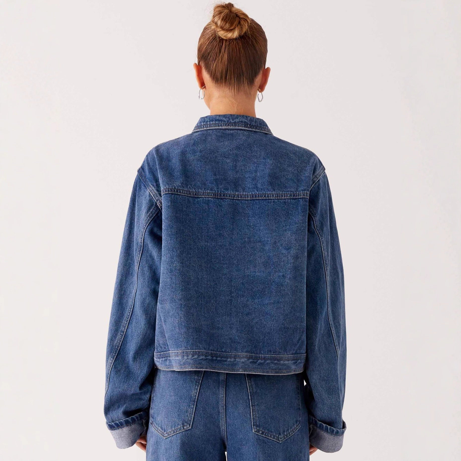 Women trendy denim jacket casual cut patch pockets button details