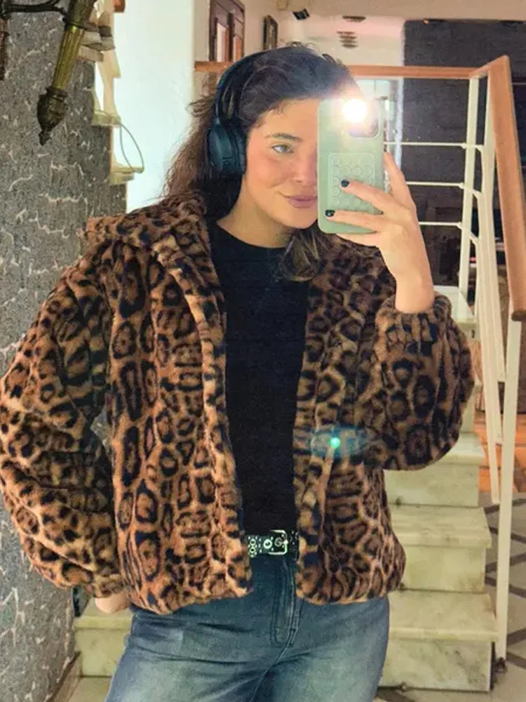 Womens leopard print jacket with single breasted closure and long sleeves, casual loose fit