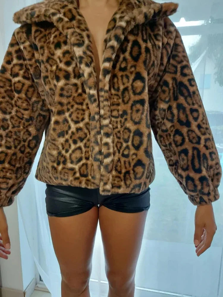 Womens leopard print jacket with single breasted closure and long sleeves, casual loose fit