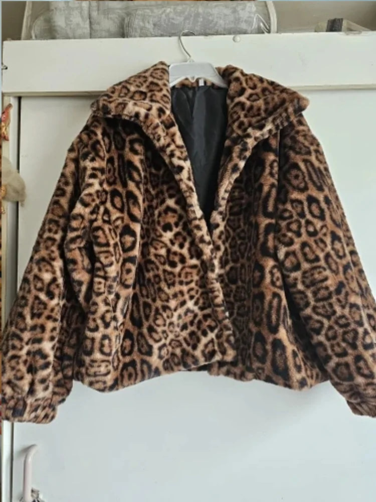 Womens leopard print jacket with single breasted closure and long sleeves, casual loose fit