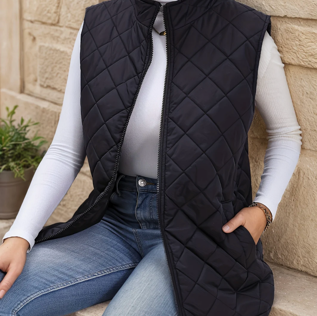 Women quilted vest lightweight with side pockets and full-length zip closure