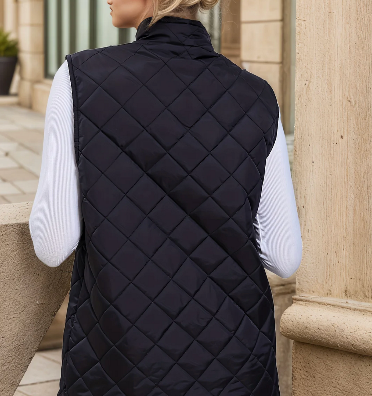 Women quilted vest lightweight with side pockets and full-length zip closure