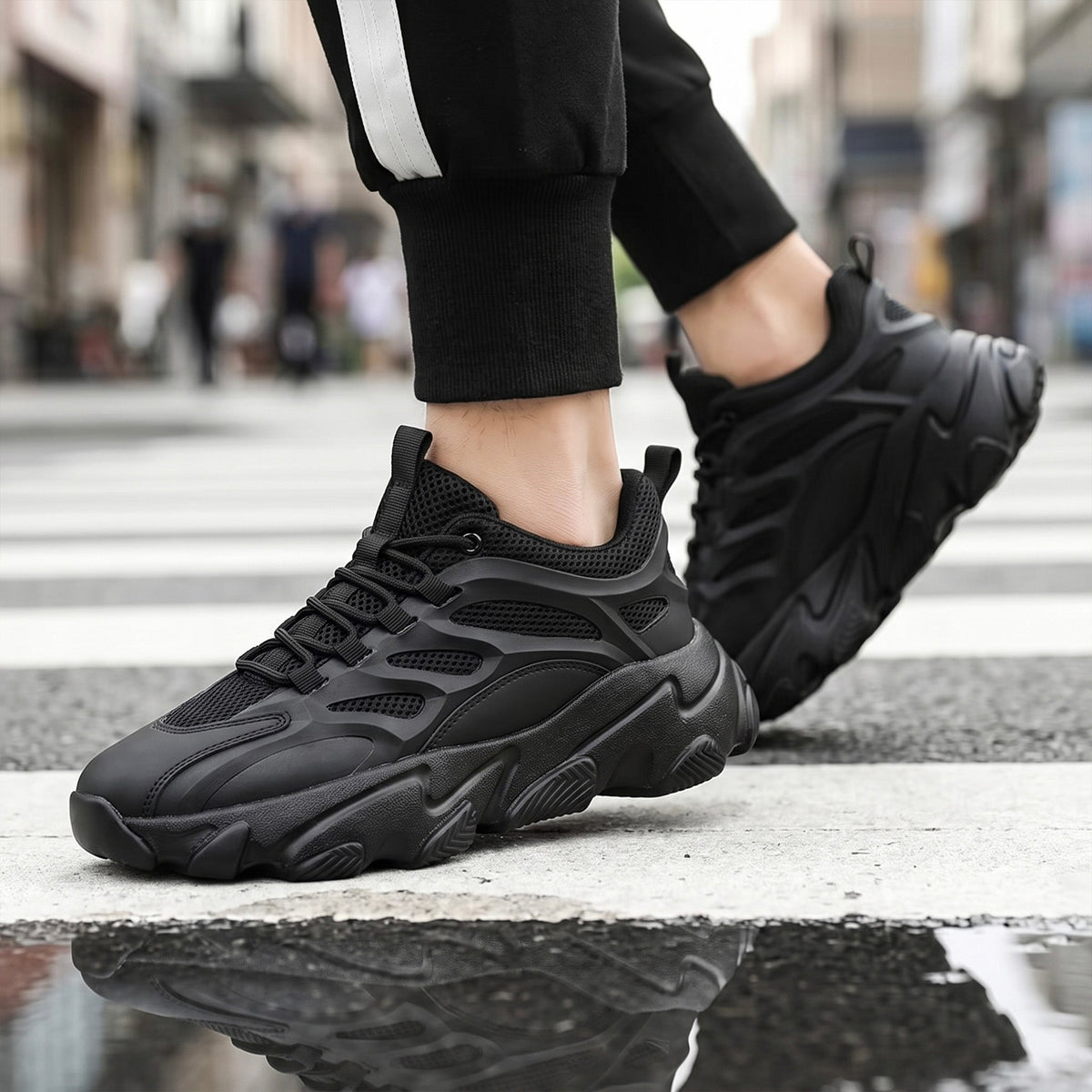 Unisex lightweight casual sneakers with breathable upper in black