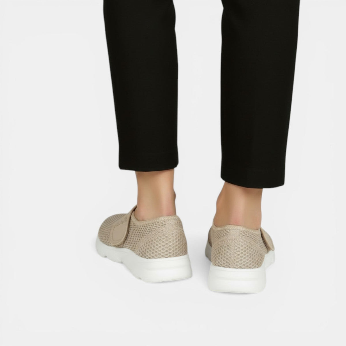 Orthopedic breathable mesh sneakers with flexible sole and arch support